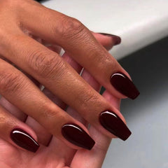 Uñas acrílicas XCREANDO media cuadrada bordo, acabado gel