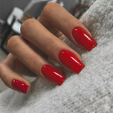 XCREANDO uñas adhesivas rojas medias cuadradas para un look festivo.
