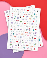 Uñas con mariposas y corazones, xo Fetti Era, para un estilo de concierto.