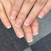 Uñas XZMeiLun frances blanco extra corto, estilo cuadrado para un look pulido