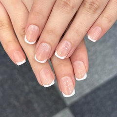 Uñas XZMeiLun frances blanco extra corto, estilo cuadrado para un look pulido