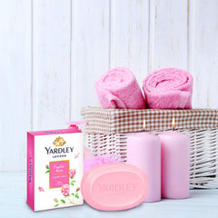 Aceites naturales en jabon rosa inglesa de Yardley para piel suave.