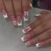 YKZFUI uñas con punta francesa y charms para un look elegante.