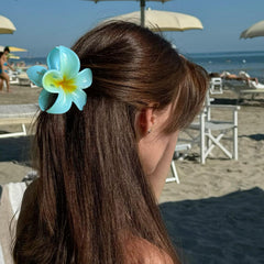 YosaiHom plumeria clip features non-slip teeth to keep hair in place.