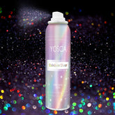 YOSCA Brillo corporal en spray realza la piel con destellos holográficos.