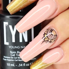 Acabado brillante y claro tras aplicar el Top Coat Resistente a Manchas de Young Nails.