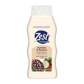 Zest con manteca de cacao y karité, botella vertiendo, hidratación profunda para la piel.