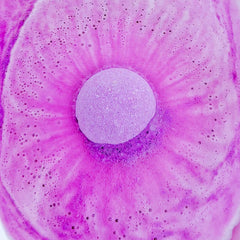 El agua cambia de color para más emoción durante el baño.