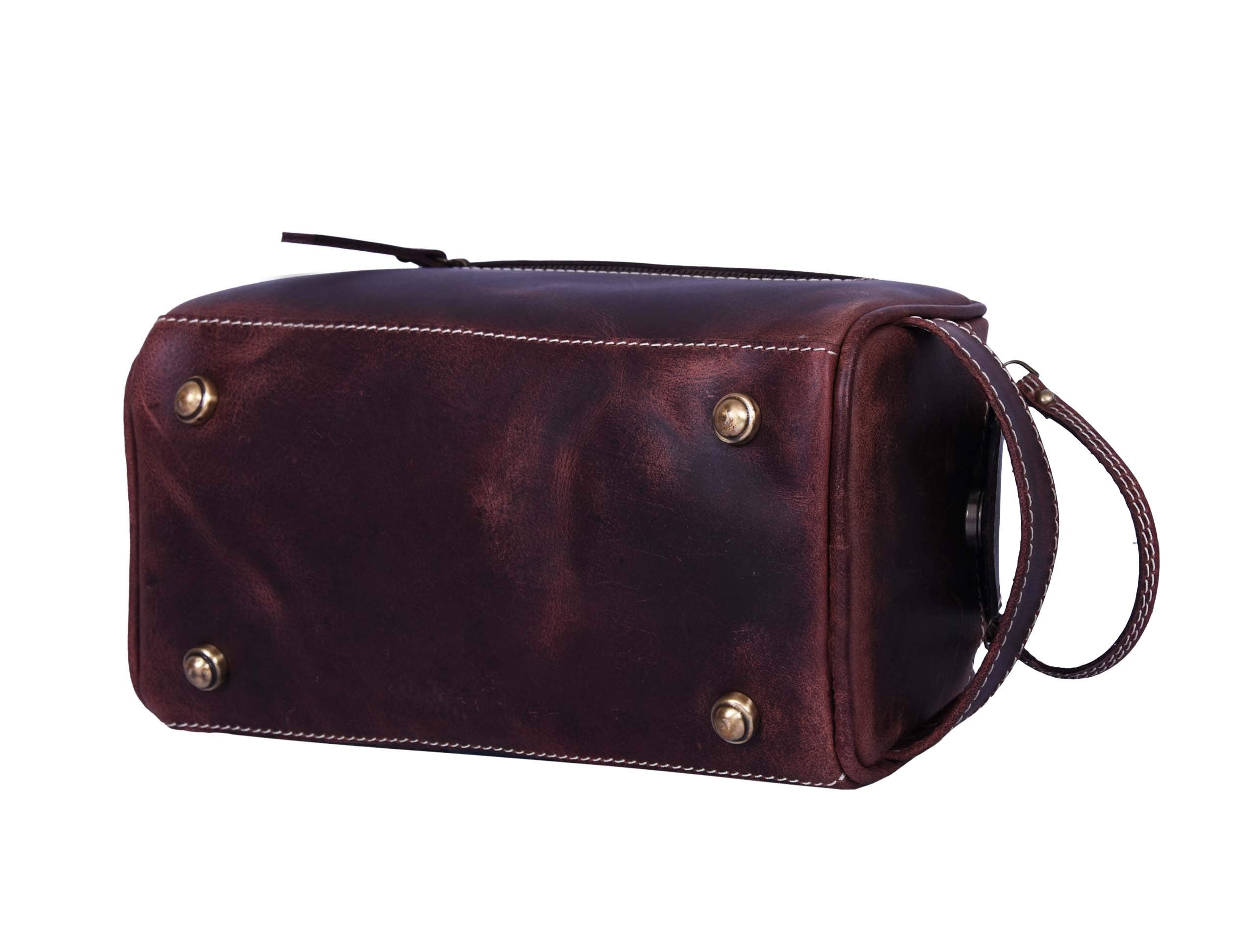 Aaron Vendimia Estilo grooming on the go with a stylish vintage-inspired design