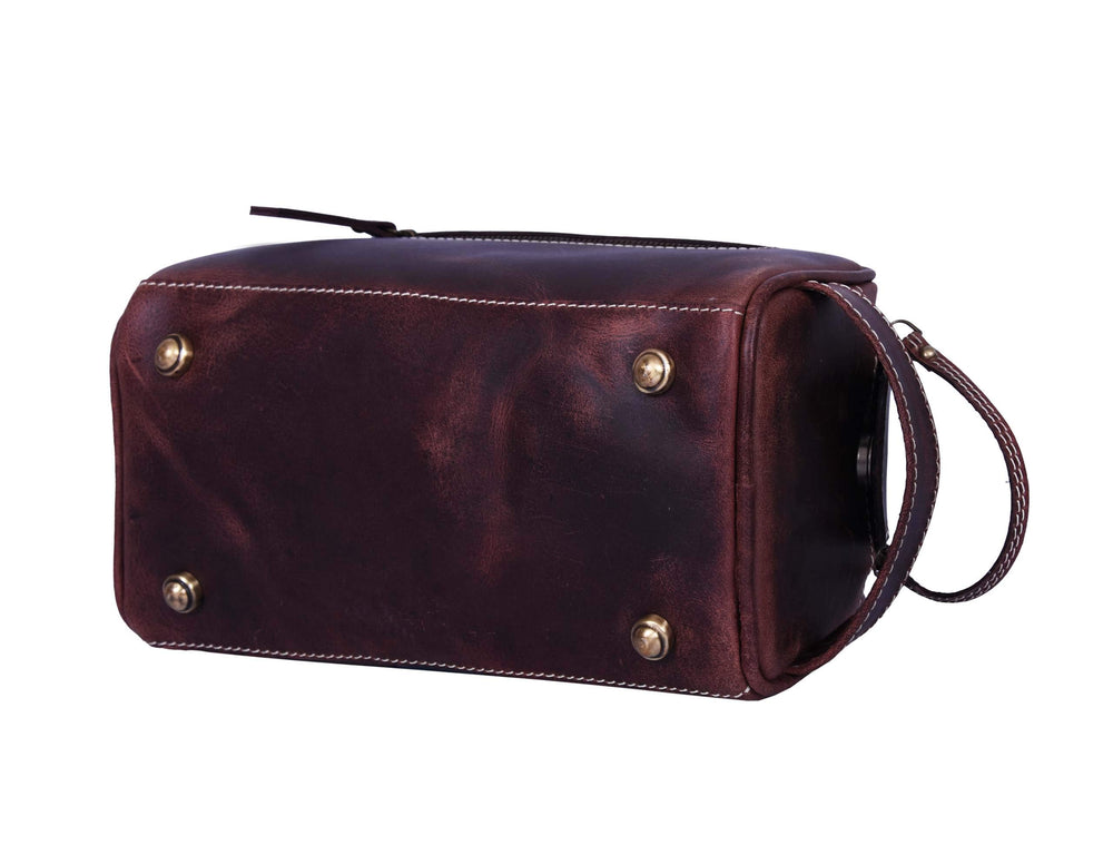 Aaron Vendimia Estilo grooming on the go with a stylish vintage-inspired design