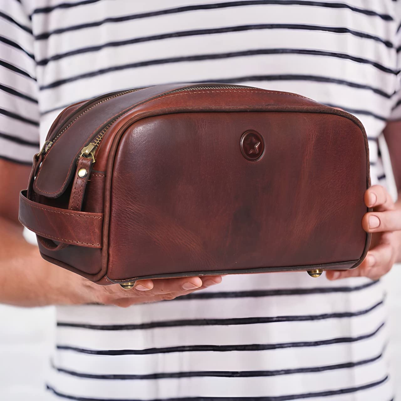 Aaron Vendimia Estilo buffalo leather with durable hardware supports long-term use