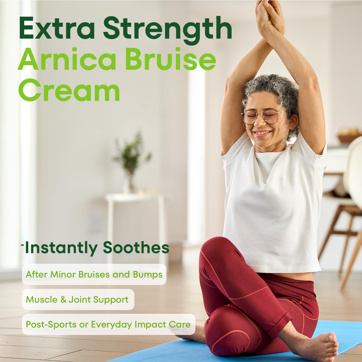 Aplicación suave de Crema Acolye Arnica en manos para reducir marcas.