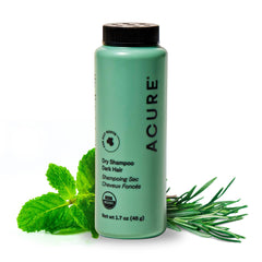 Acure Dry Shampoo en botella realza tono castaño y brillo natural.