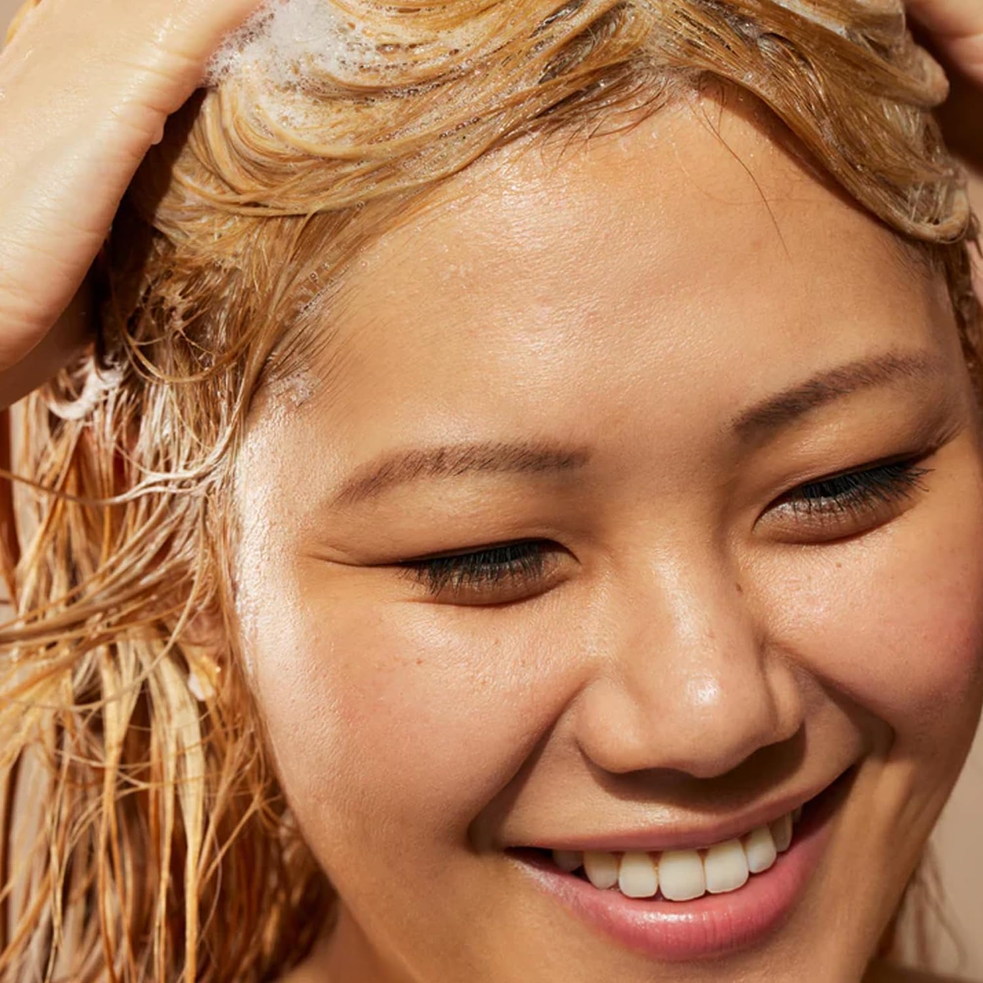 Acure Simply Smoothing Shampoo con aceite de marula, ingrediente clave para reducir el frizz.