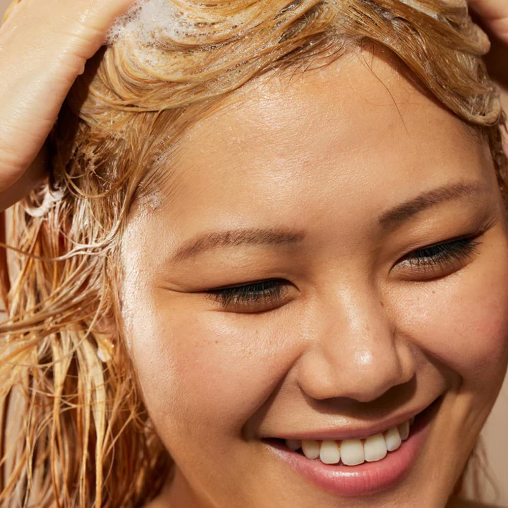 Acure Simply Smoothing Shampoo con aceite de marula, ingrediente clave para reducir el frizz.