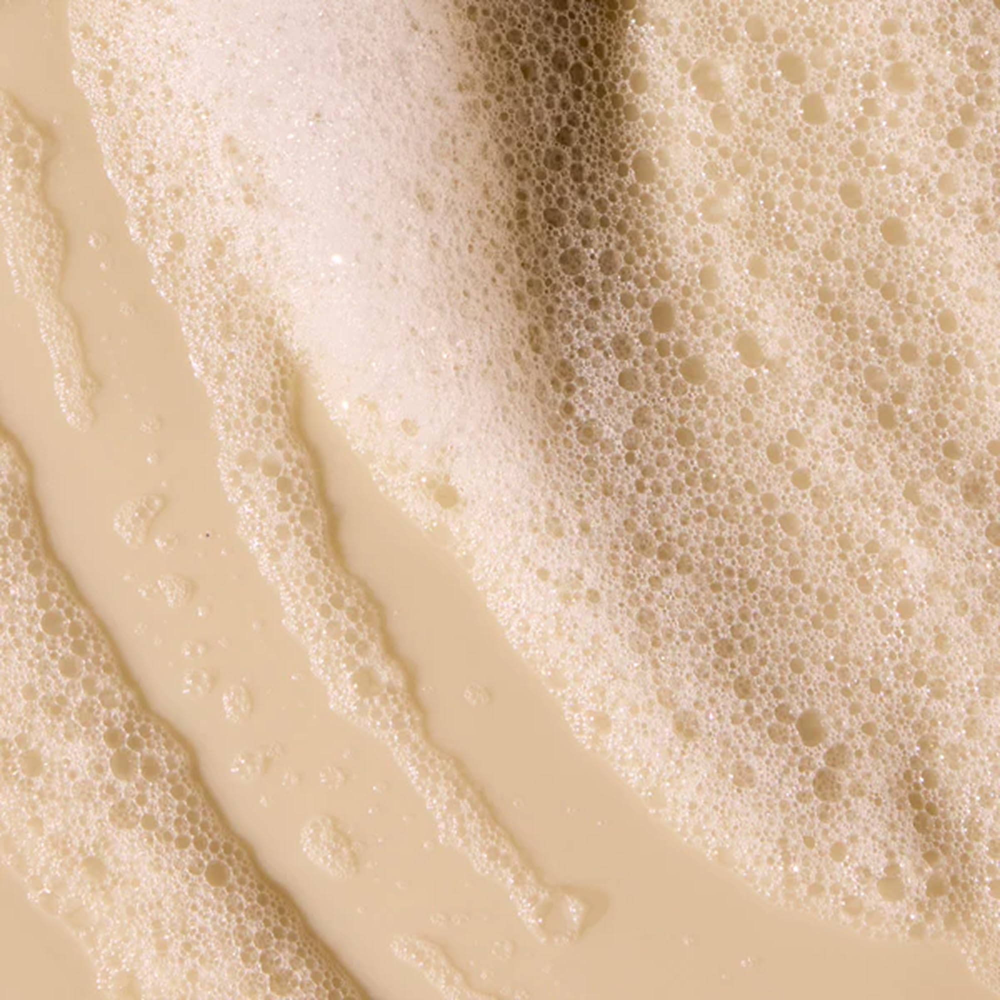 Acure Simply Smoothing Shampoo con agua de coco, refresca el cabello sin peso.