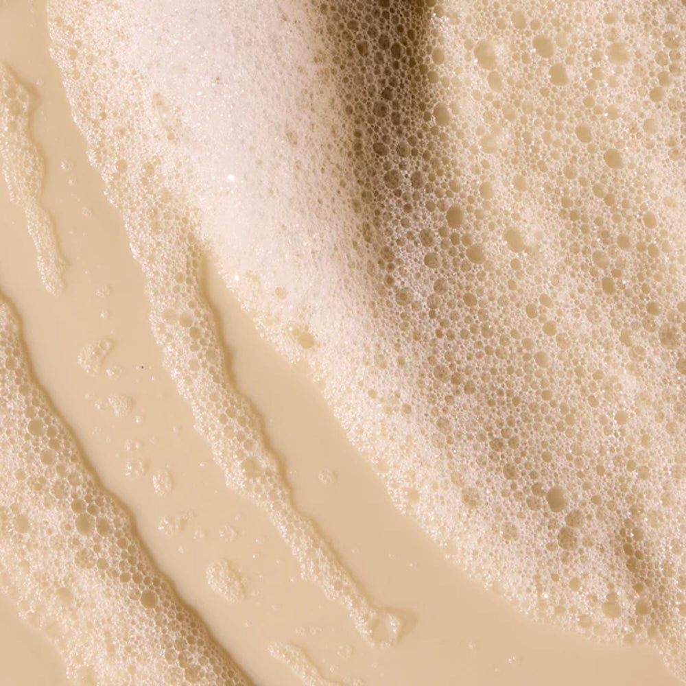 Acure Simply Smoothing Shampoo con agua de coco, refresca el cabello sin peso.