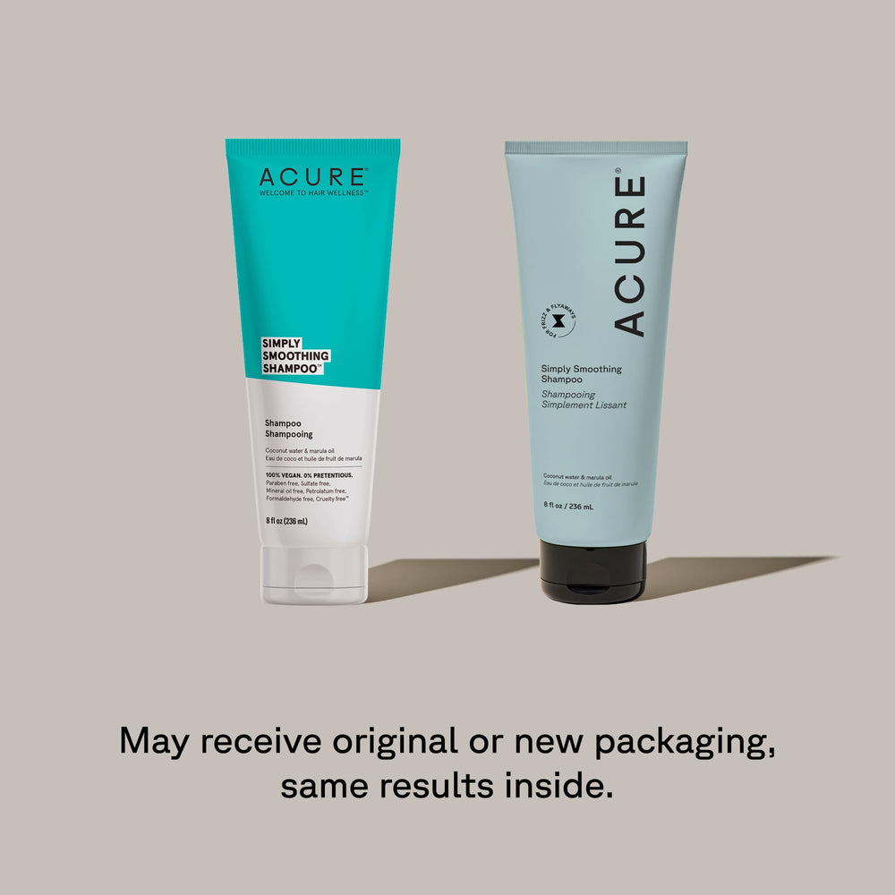 Acure Simply Smoothing Shampoo mostrando espuma suave durante la aplicación, para cabello manejable.