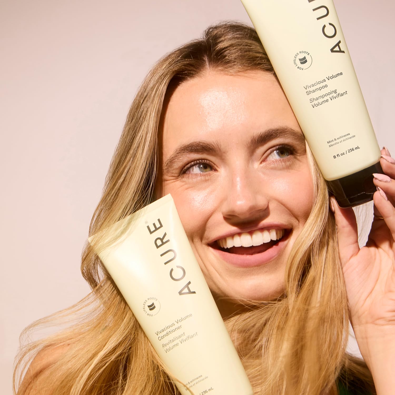 Espuma rica del champú de Acure para lavado suave y ligero en el cabello.