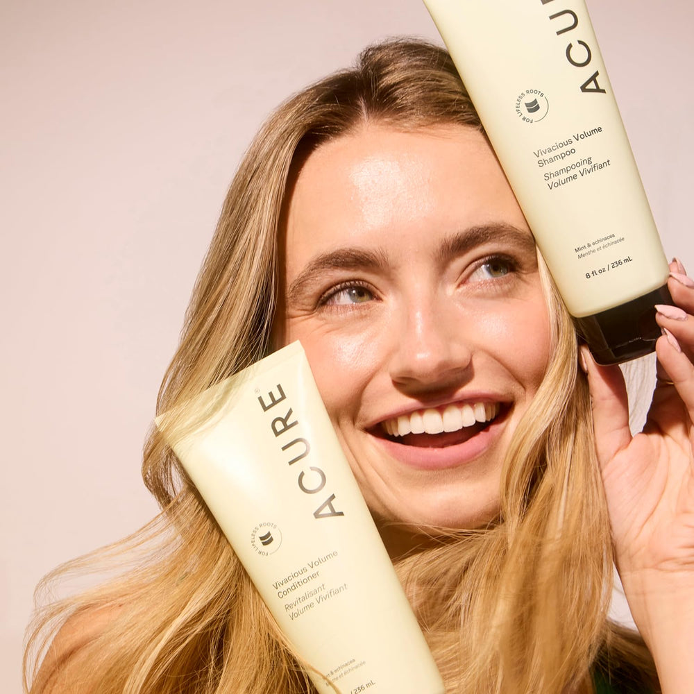 Espuma rica del champú de Acure para lavado suave y ligero en el cabello.