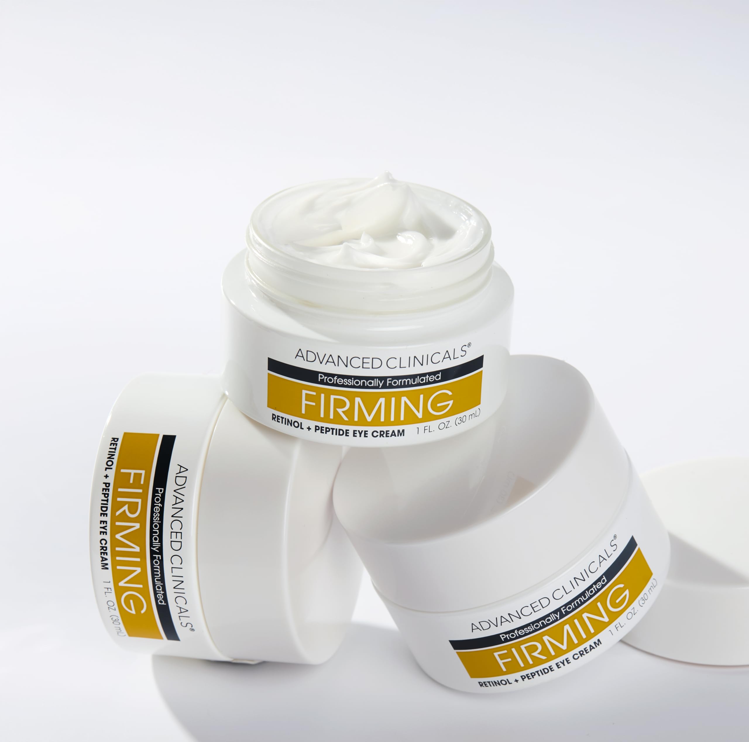 Aplicación nocturna del Advanced Clinicals Eye Balm para cuidado del contorno.