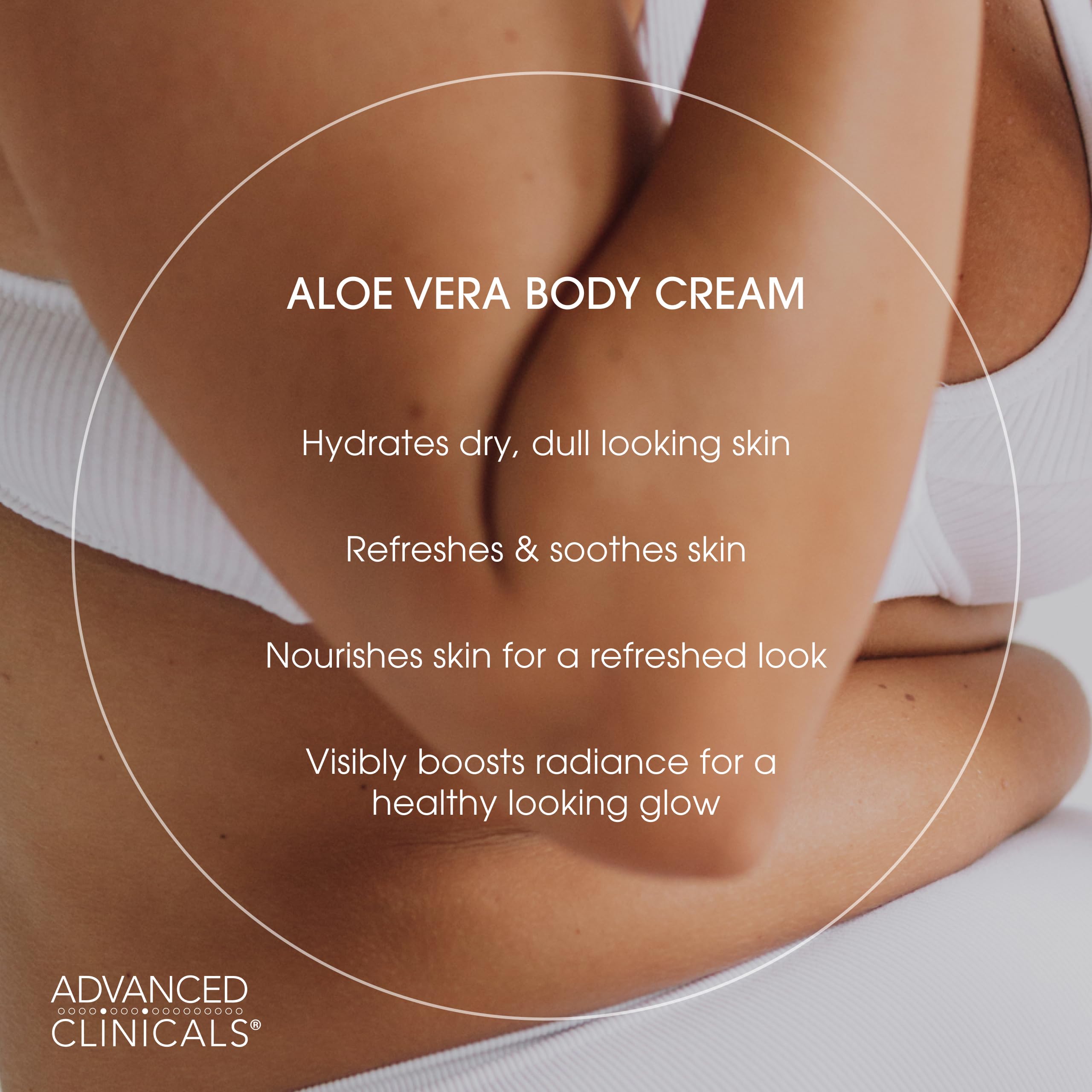Manos aplicando la loción de Aloe Vera de Advanced Clinicals