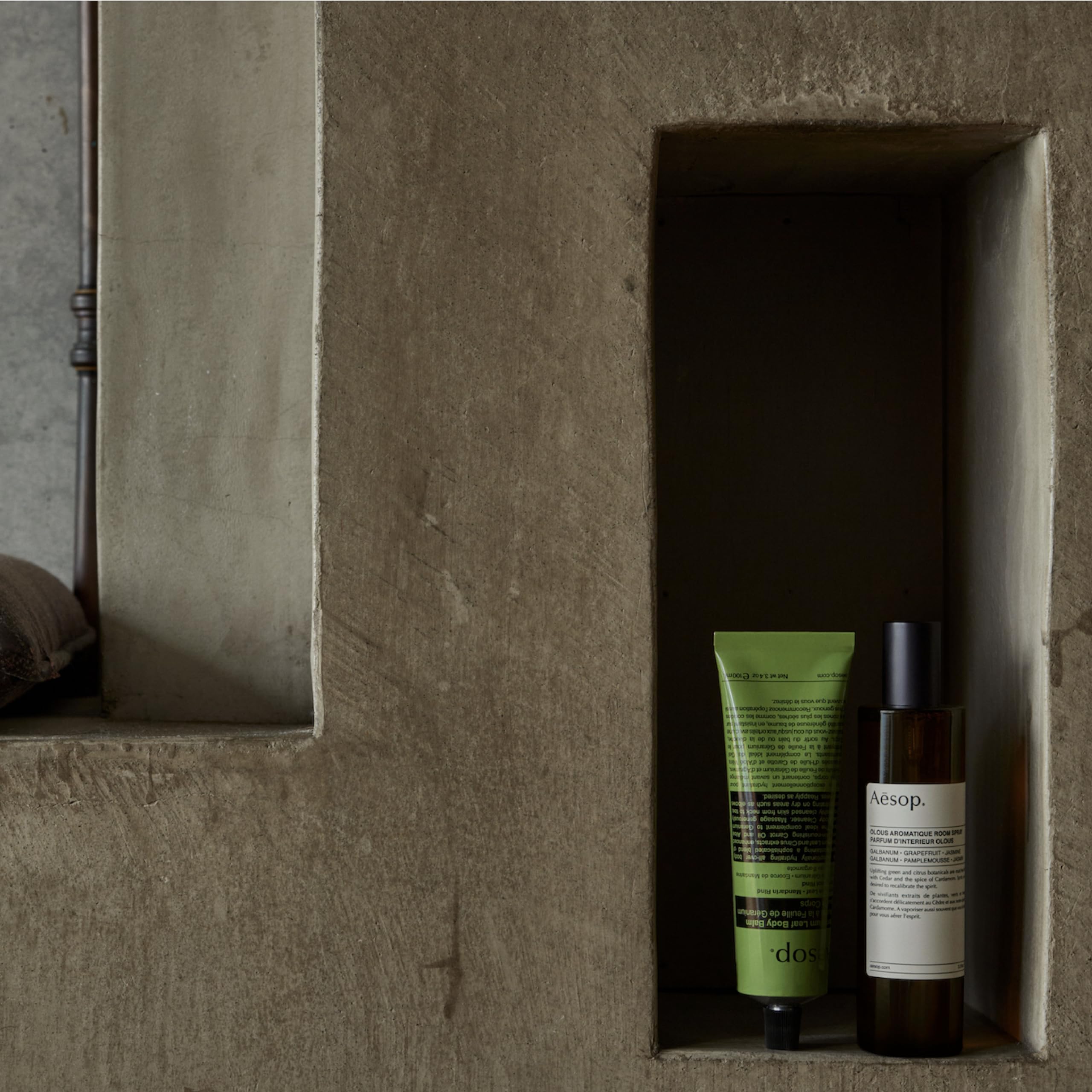 Aesop Geranium Leaf Exfoliating Body Scrub bamboo stem graphic highlights natural exfoliant