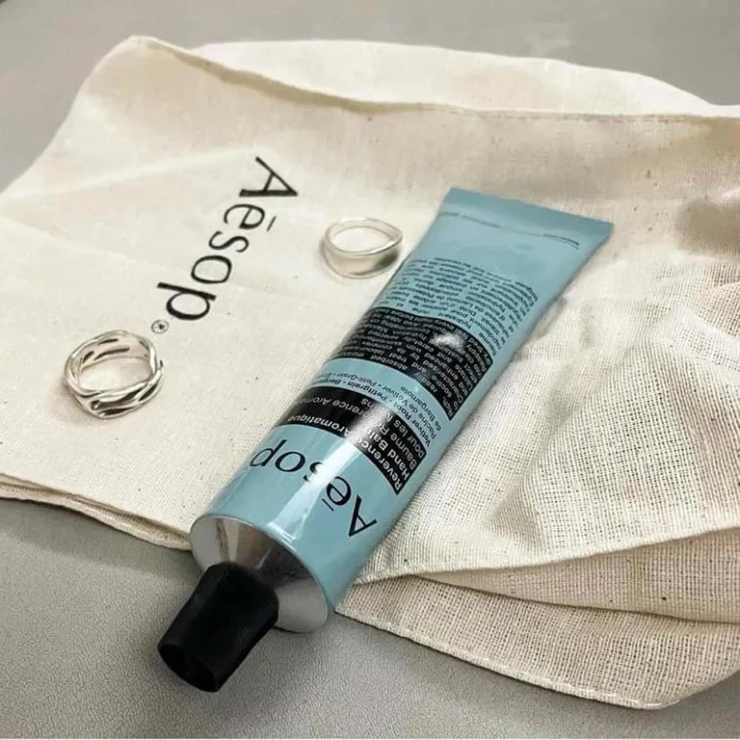 Key ingredients bergamot rind, vetiver root, and petitgrain for aromatic care