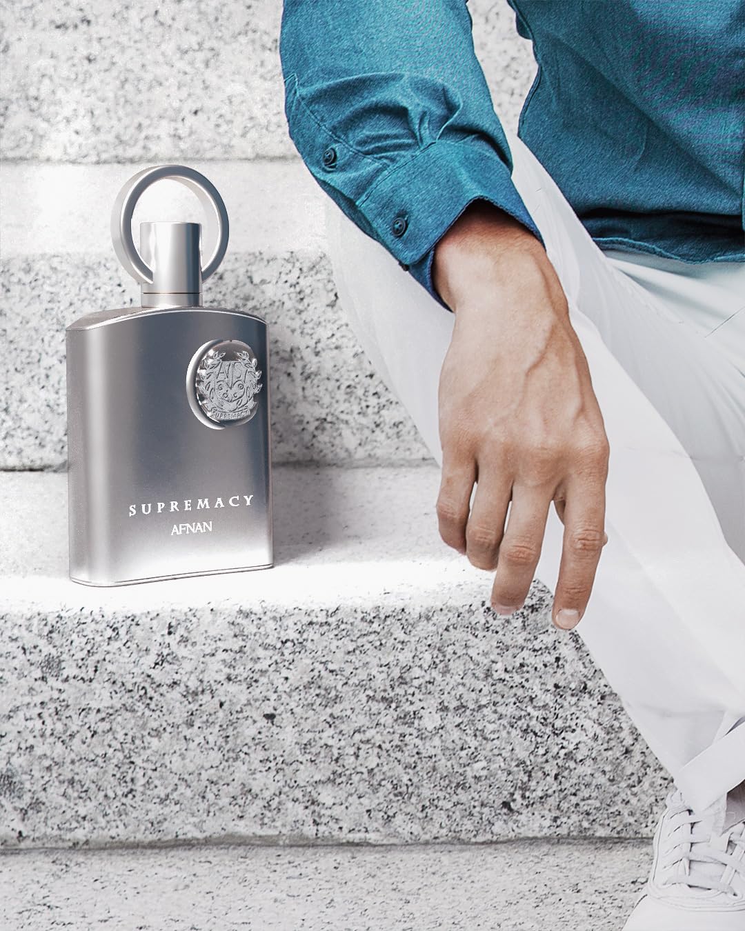 Afnan Supremacy Silver etched label detail conveys craftsmanship and authenticity.