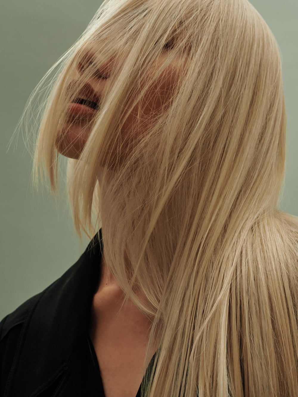 AG Care Firewall frizz-control-hair highlights frizz resistance and defined texture.