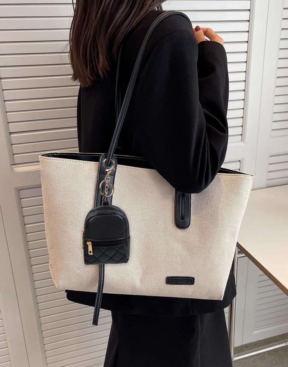 AIBFRID PU leather makeup bag in black neatly secures lipstick and small items.