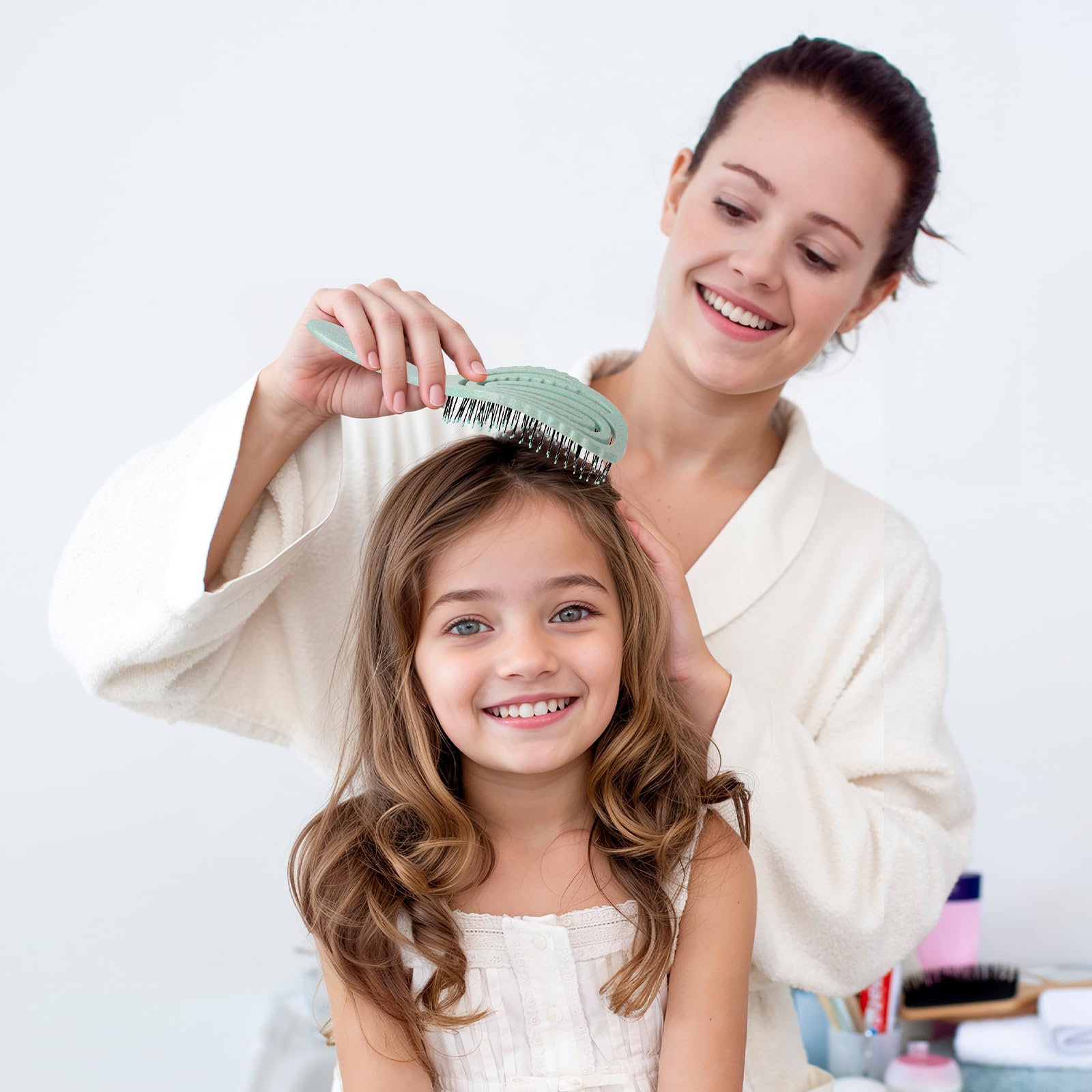 AIMIKE ergonomic leaf-texture grip enhances control during grooming sessions.
