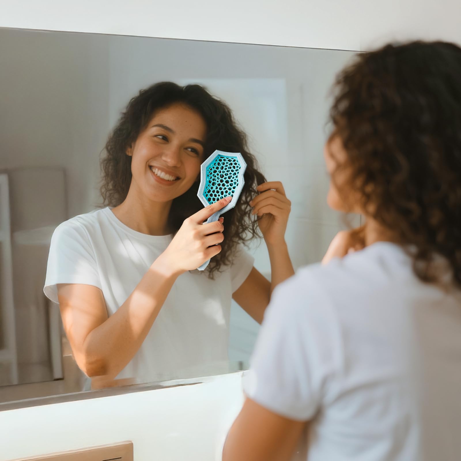 AIMIKE Glacier Detangling Brush dry-use reduces frizz and enhances shine.