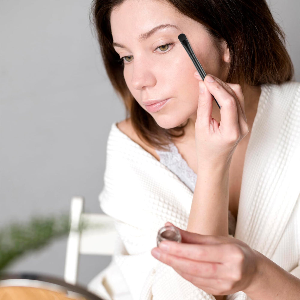 Aiyorse root touch-up demo using the brush on the hairline.