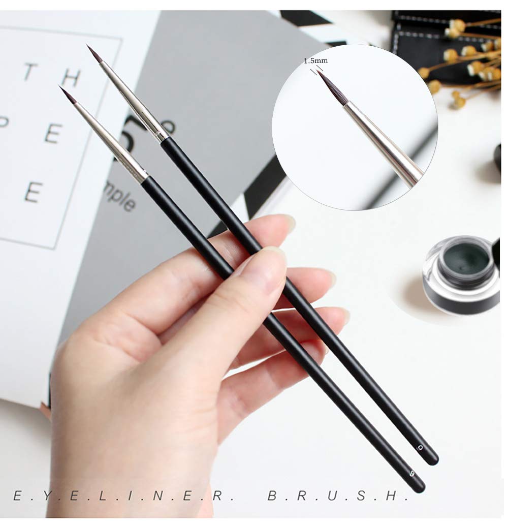 Akittyya six-piece pack showcasing organized, easy-to-carry brushes for on-the-go makeup