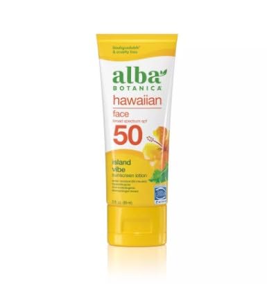 Alba Botanica loción solar facial SPF 50, protección diaria sin fragancia para piel sensible.