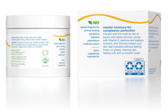 Textura cremosa suave de Alba Botanica en la palma