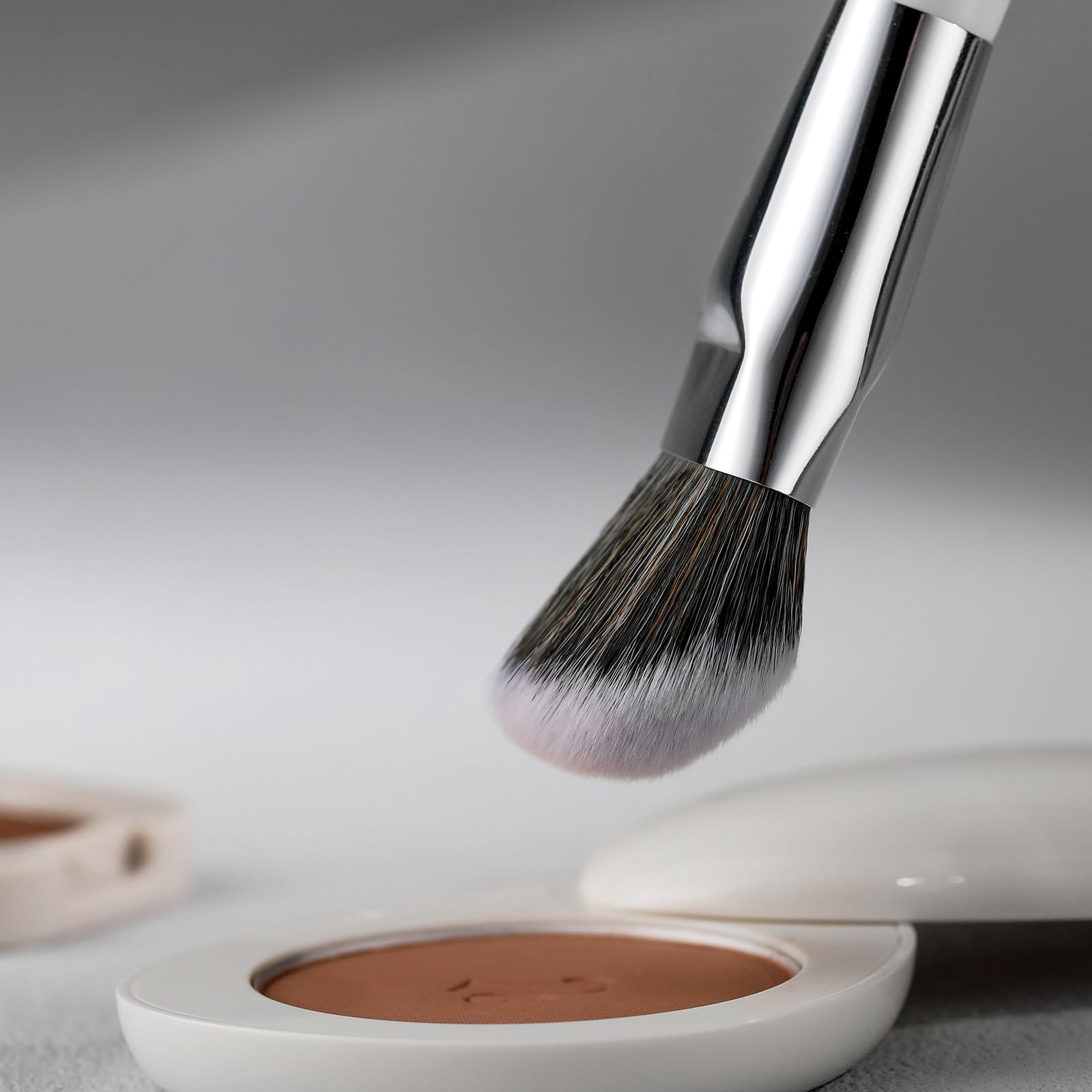 Albeaut 202 ergonomic handle design enabling precise makeup control.