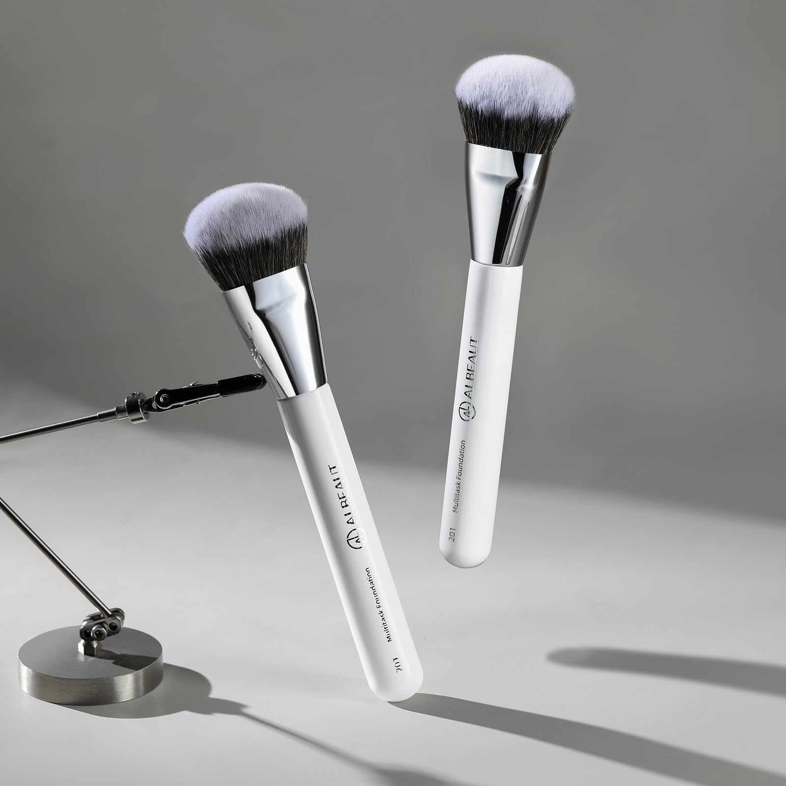 ALBEAUT angled design guides contouring and bronzer for natural definition.