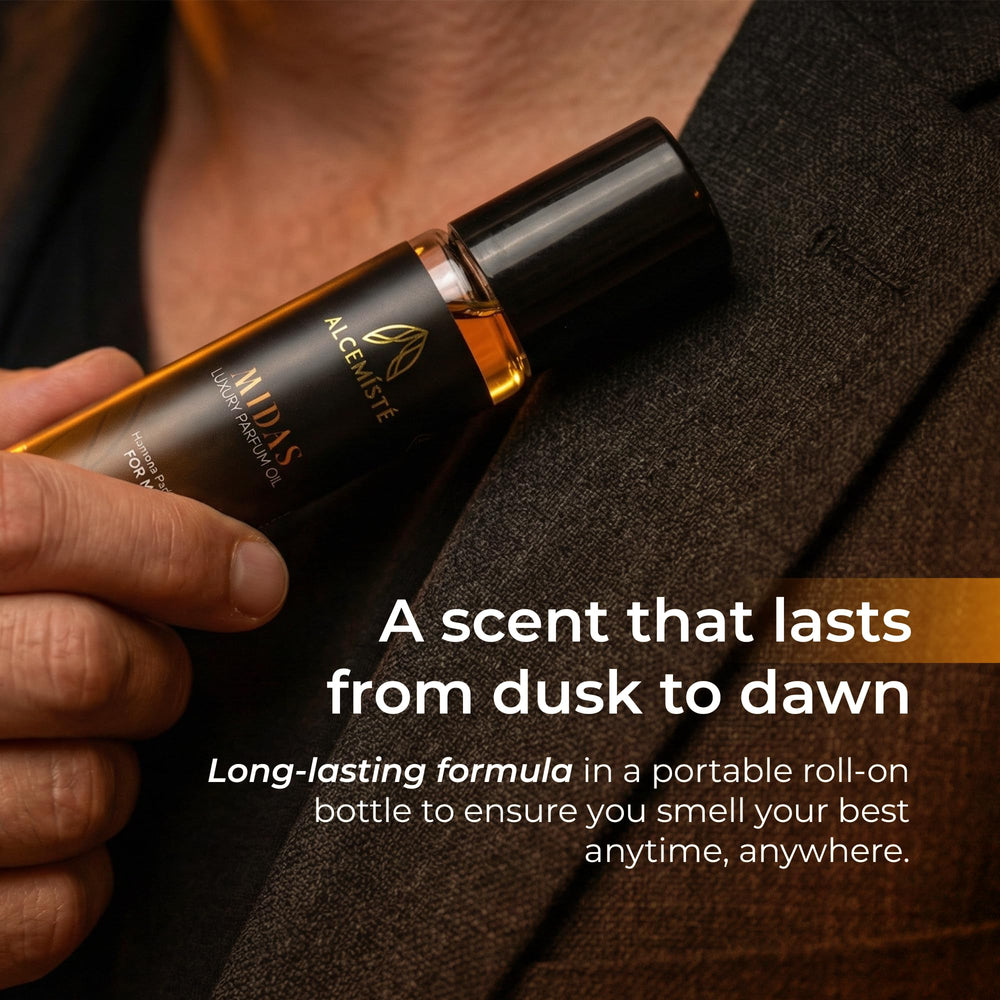 Close-up of amber-warm finish hints at rich dry-down notes.