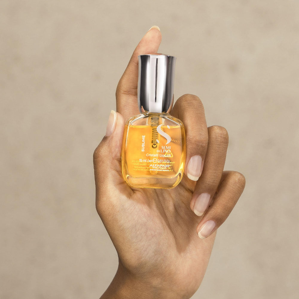 Cristalli Liquidi ayuda a desenredar y facilita el peinado del cabello.