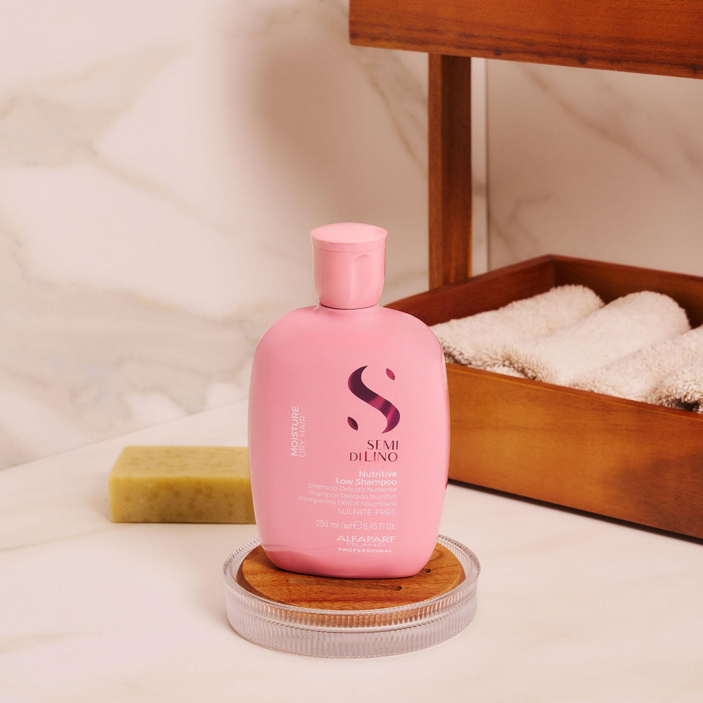 Close-up of ALFAPARF Milano Semi di Lino Moisture Nutritive Shampoo texture reveals rich moisturizing cream