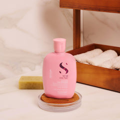 Close-up of ALFAPARF Milano Semi di Lino Moisture Nutritive Shampoo texture reveals rich moisturizing cream