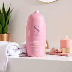 Shampoo after-wash shine and softness reflected in a bright mirror