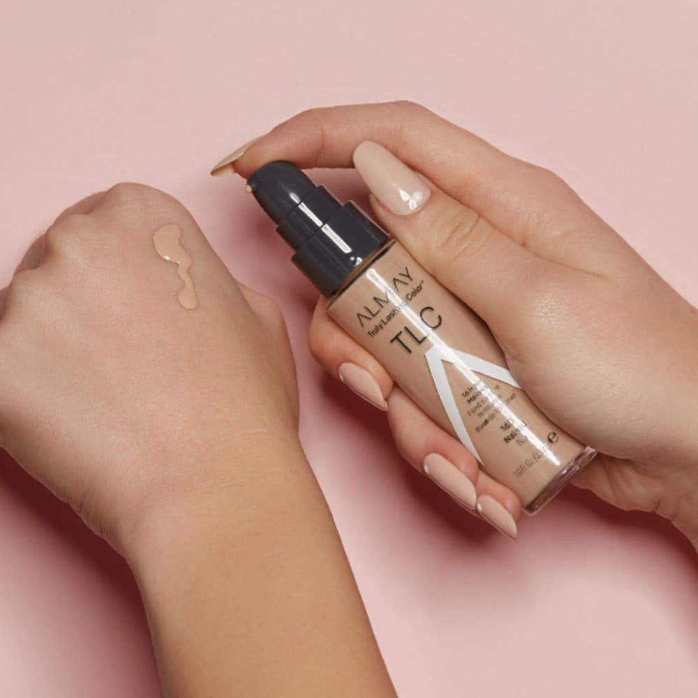Almay base líquida primer plano de la piel con brillo suave