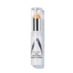 Almay Skin Perfecting Comfort Concealer aplicado con textura cremosa para cobertura natural.