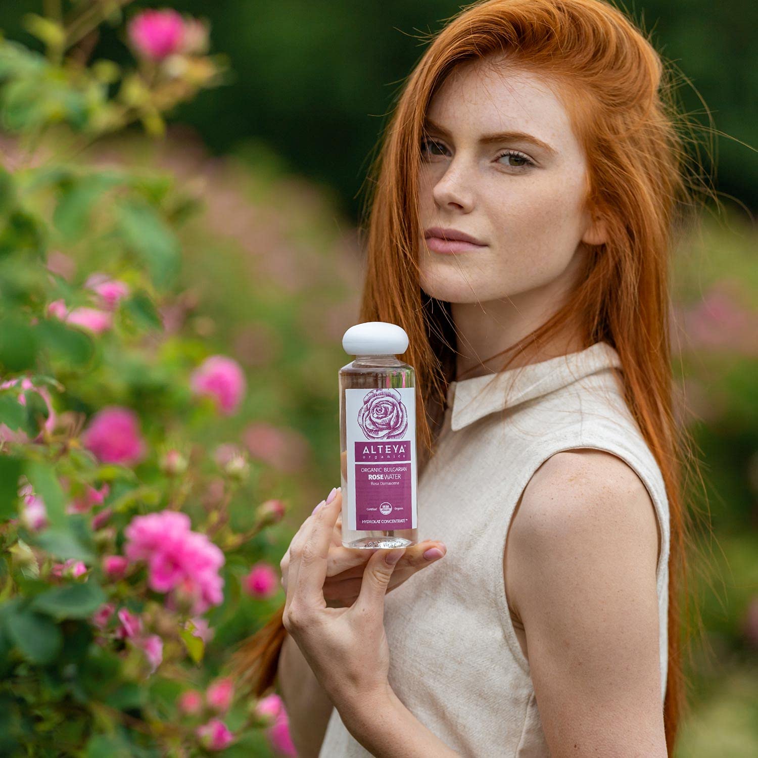 Aroma natural suave de agua de rosas Alteya Organics.
