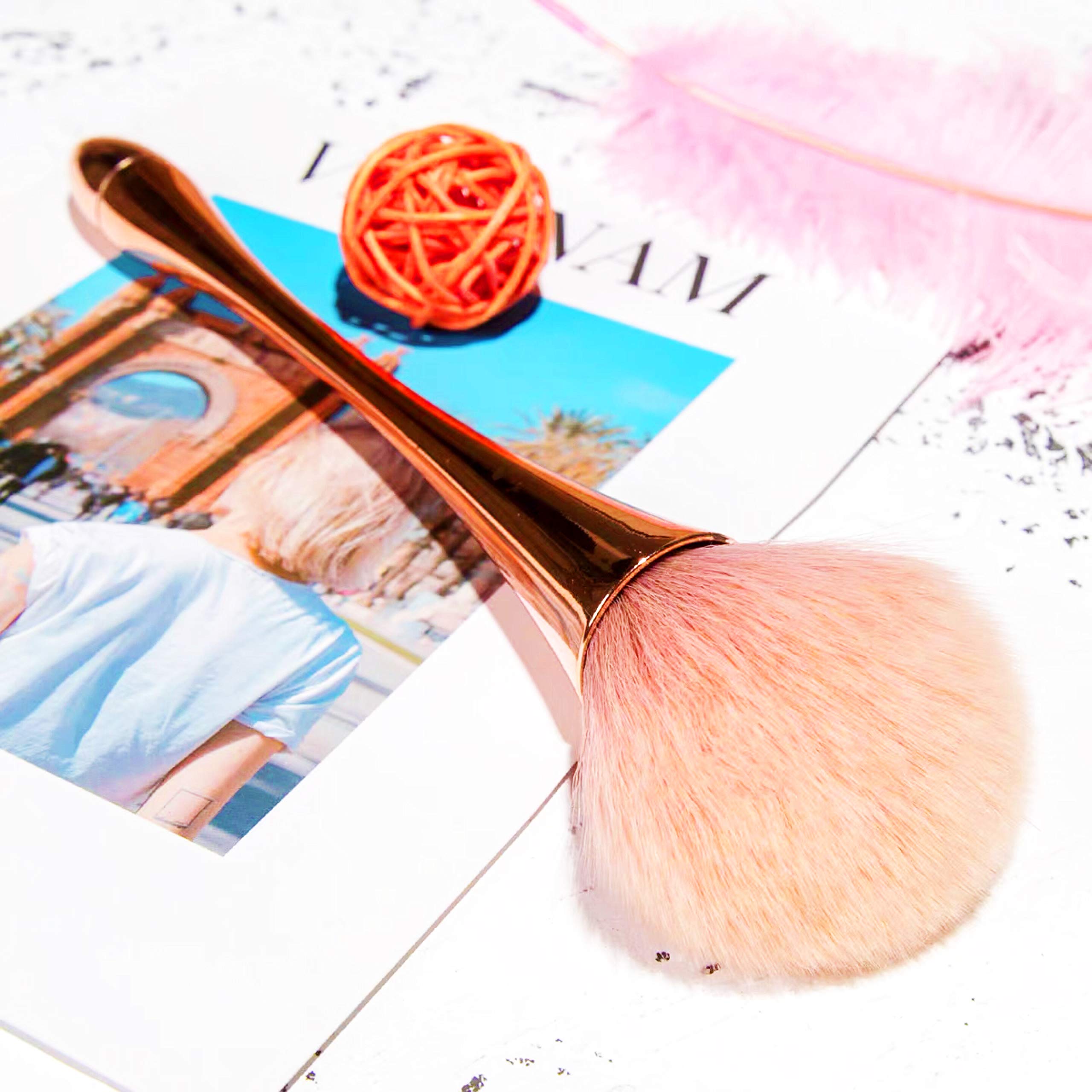 AM RONG MAGIC Kabuki brush head delivers even powder distribution