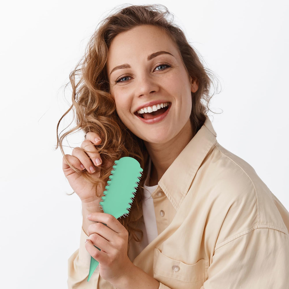 AM8:00 Curl Defining Brush lifts roots and adds bounce