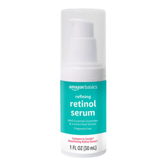 Aplicación en rostro con Amazon Basics Retinol Serum, hidratación ligera